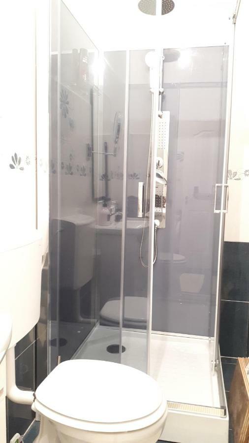 City Center Minimalist Apartment 拉迪亚 外观 照片